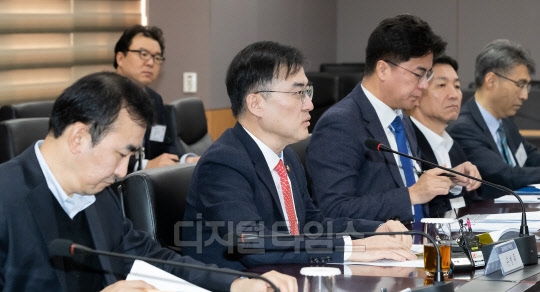 지난 9일 정부서울청사에서 열린 금융위원회 금융시장반 회의에서 발언하는 손병두 금융위원회 부위원장. 금융위원회 제공